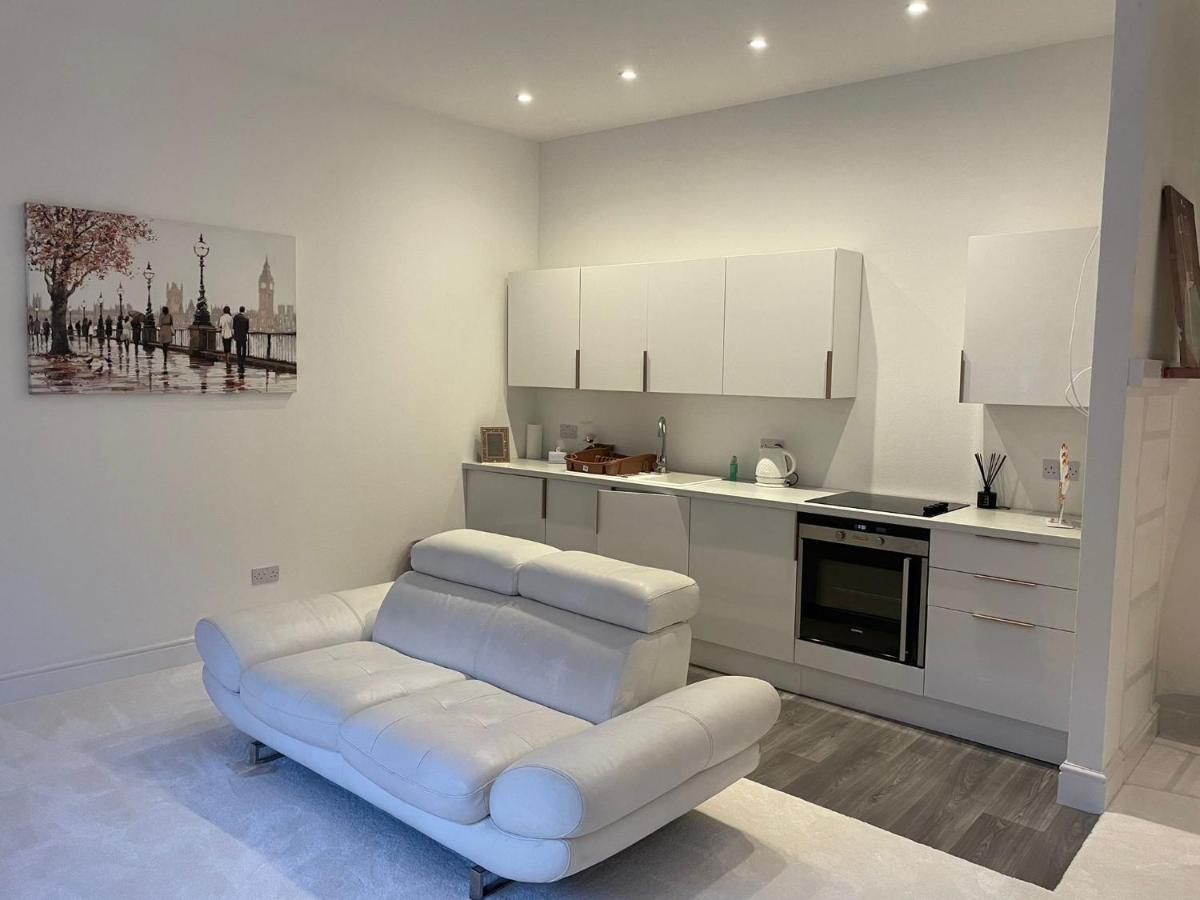 Lovely 1-Bedroom Loft Apartment Above Shop With Free Parking- Long Term Let Available Maldon Exterior photo
